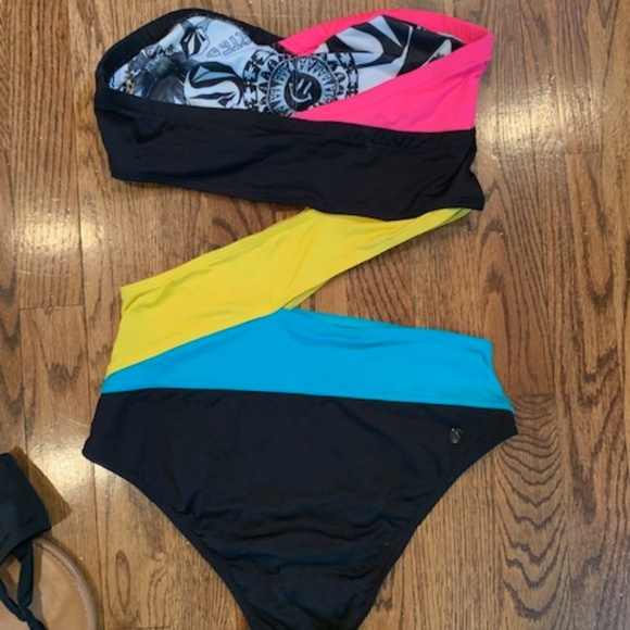 Retro Asymmetrical Cut Out One Piece Swimsuit - Picture 2 of 3